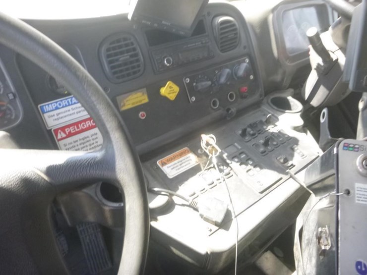 2017-freightliner-m2-106-image-17