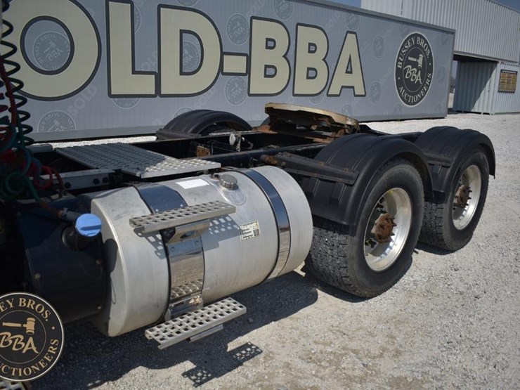 2015-volvo-vnm64t200-image-10