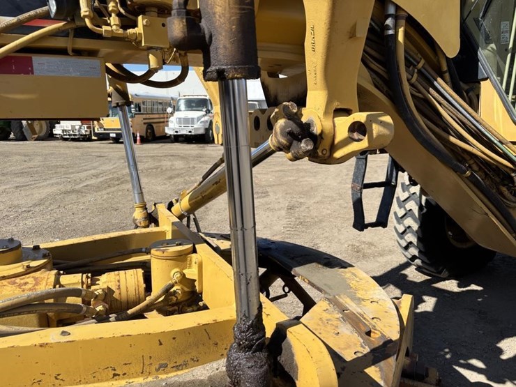 2006-caterpillar-143h-image-12