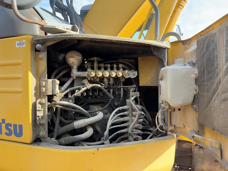 2009-komatsu-pc228us-lc-3e0-image-33