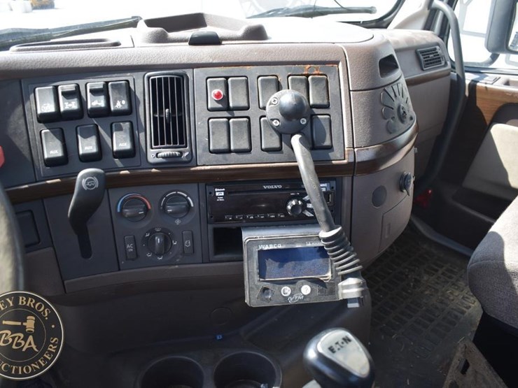 2015-volvo-vnm64t200-image-24