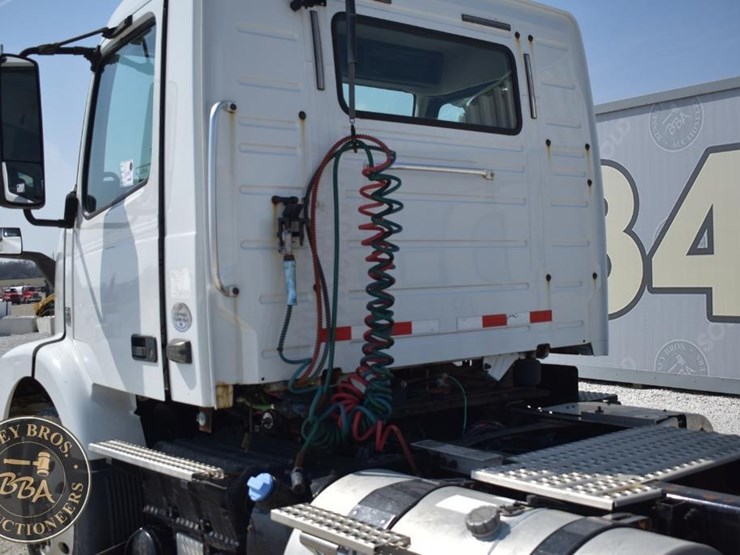 2015-volvo-vnm64t200-image-11