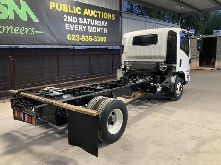 2016-isuzu-npr-image-7