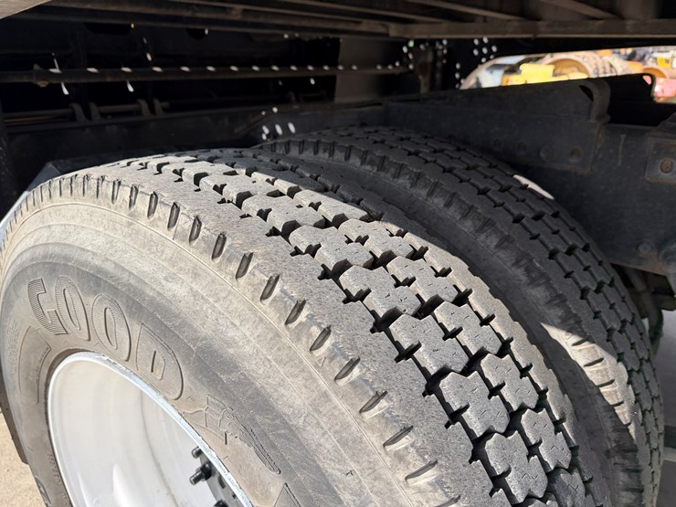 #2100-•-2008-freightliner-t10-image-17