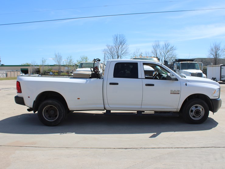 2018-dodge-ram-3500-image-2