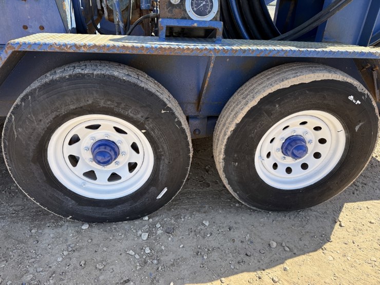 2006-evco-2.5-85-ton-power-swivel-mtd-on-2006-evco-15-t/a-gooseneck-trailer-image-17