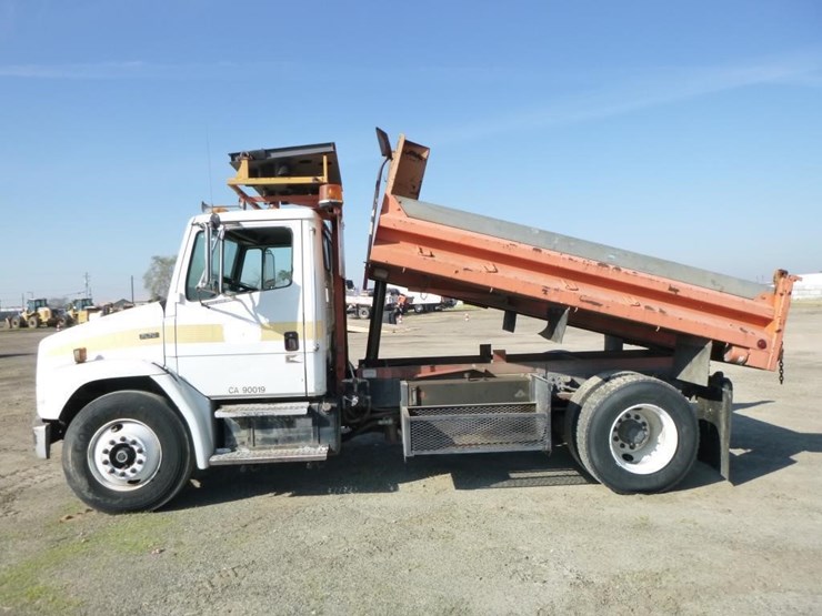 2001-freightliner-fl70-image-6