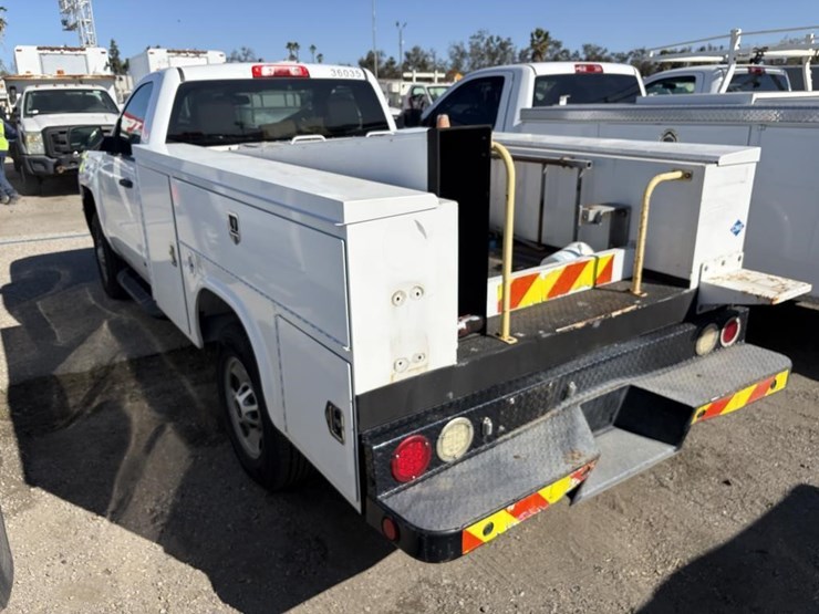 2015-chevrolet-2500-image-2