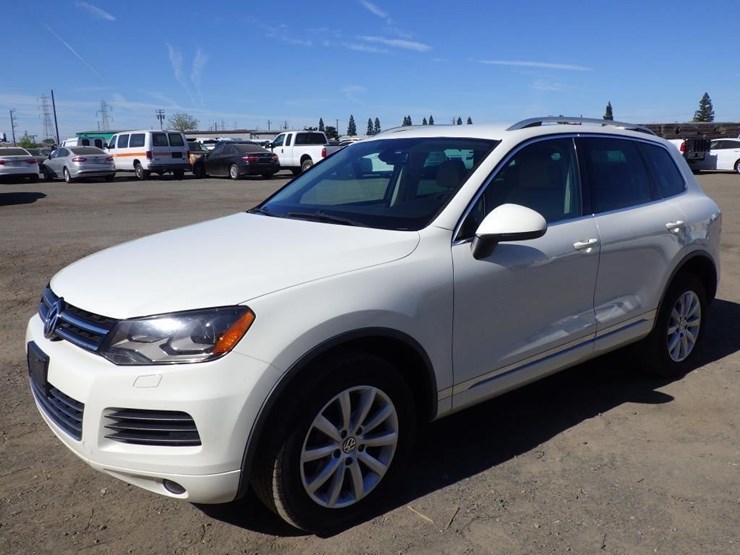 2012-volkswagen-touareg-image-1