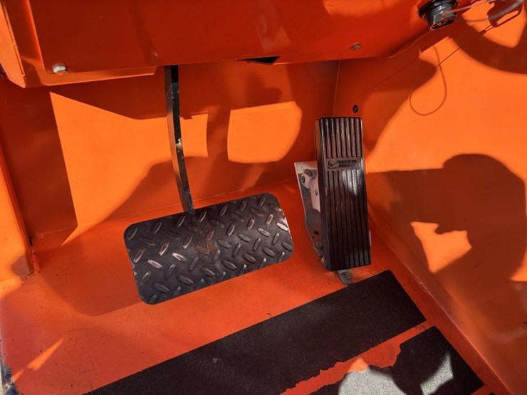 2016-jlg-8042-image-34