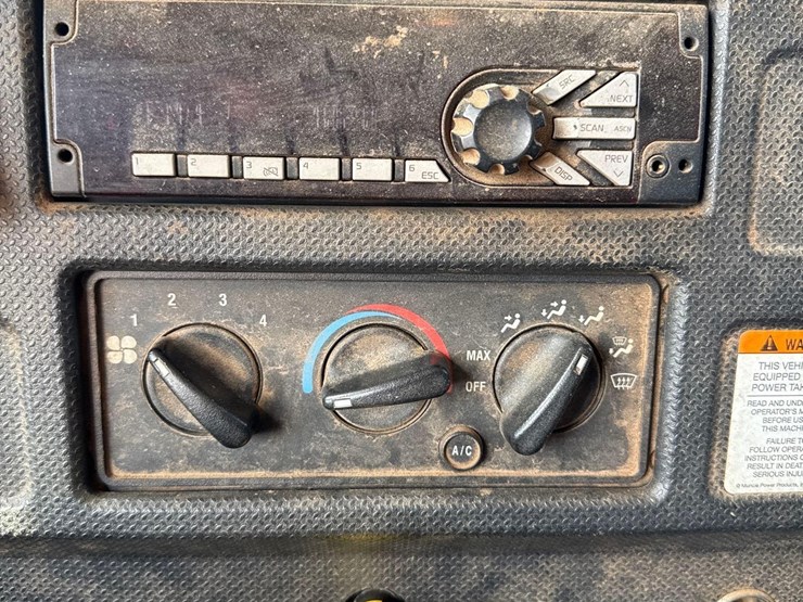 2015-caterpillar-ct660l-image-24