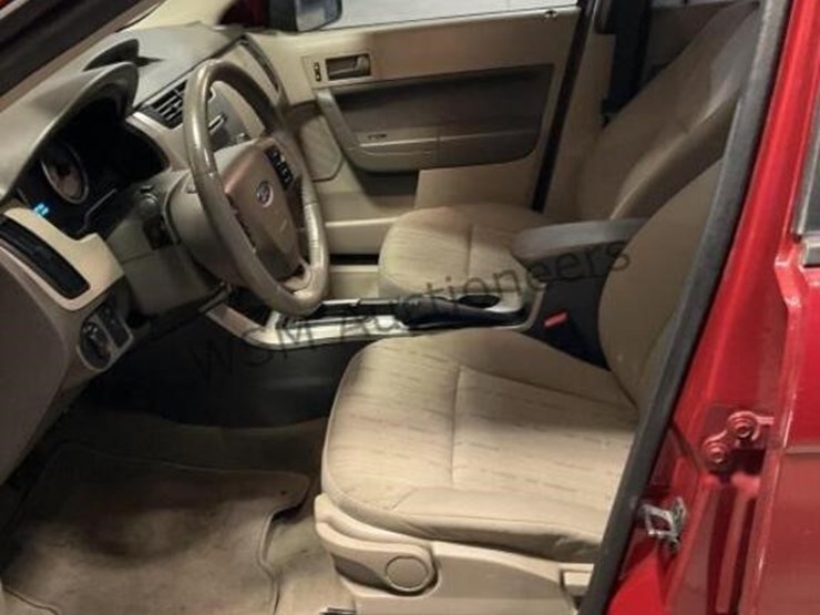 2011-ford-focus-se-sdn-image-20