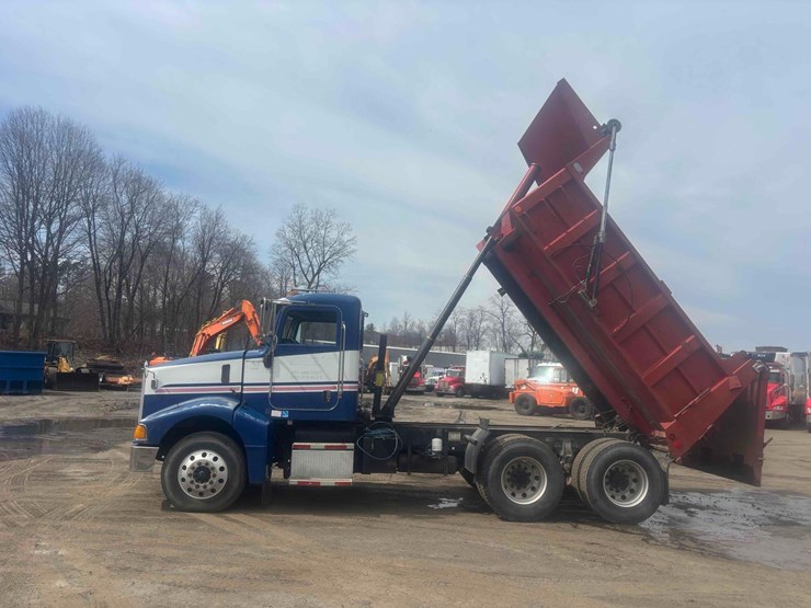 2004-peterbilt-385-image-3