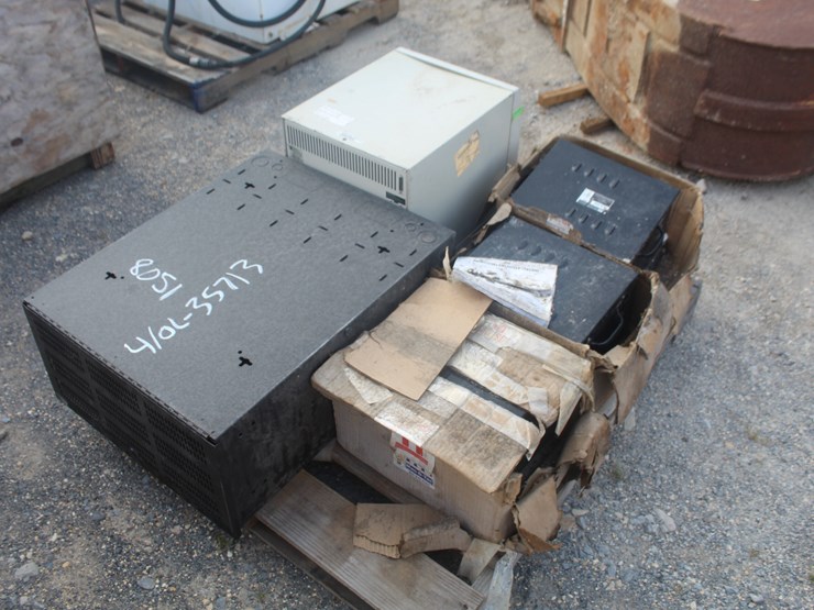 #8051-•-pallet-of-medical-equipment-and-3-emergency-lighting-systems-image-1