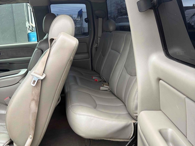 2003-chevrolet-silverado-2500-image-8