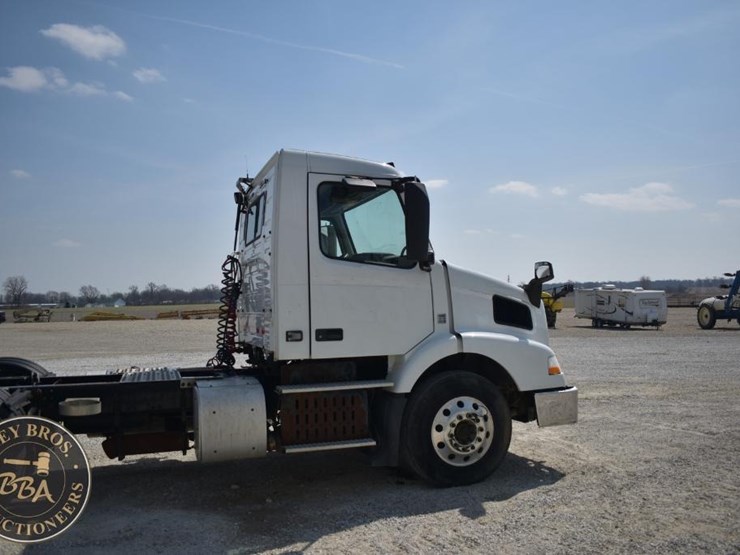 2015-volvo-vnm64t200-image-7