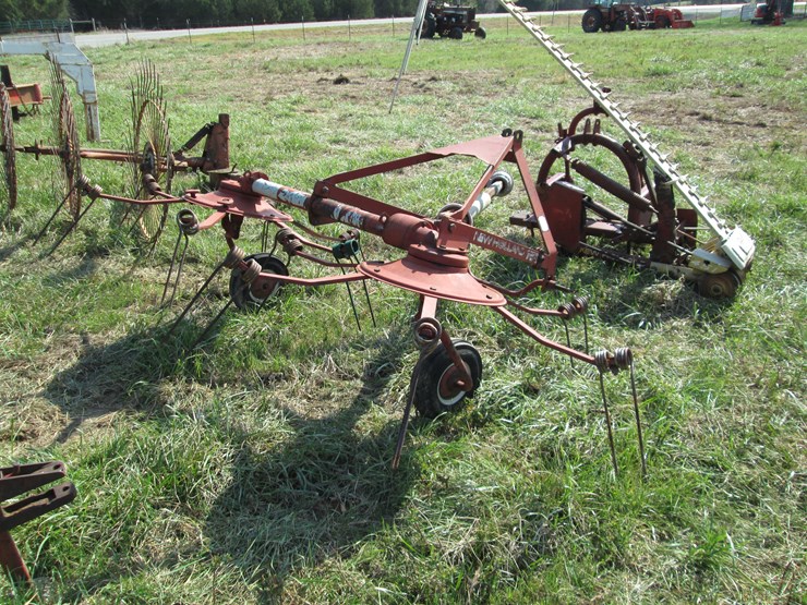 new-holland-157-image-3