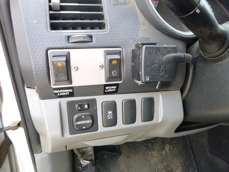 2013-toyota-tacoma-image-15