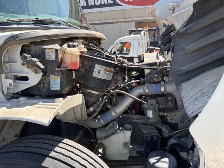 2012-freightliner-m2-106-image-8