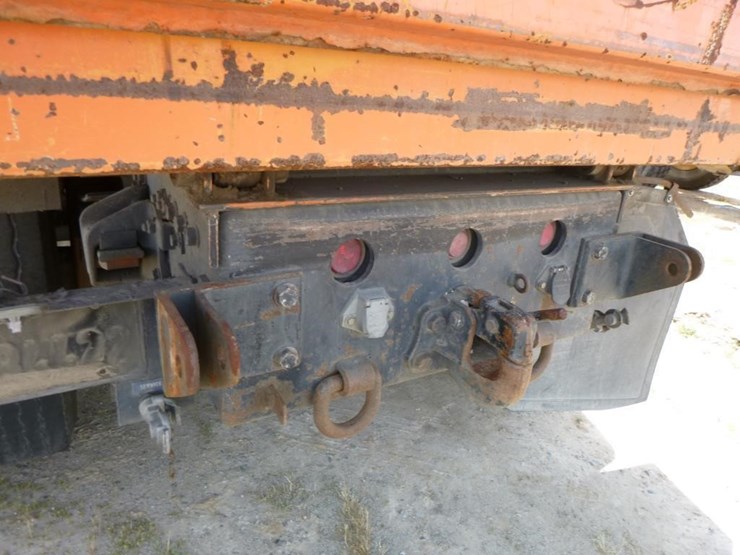 2001-freightliner-fl70-image-27