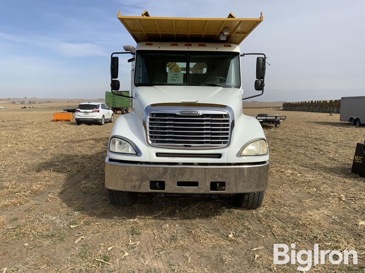 2006-freightliner-columbia-120-image-2