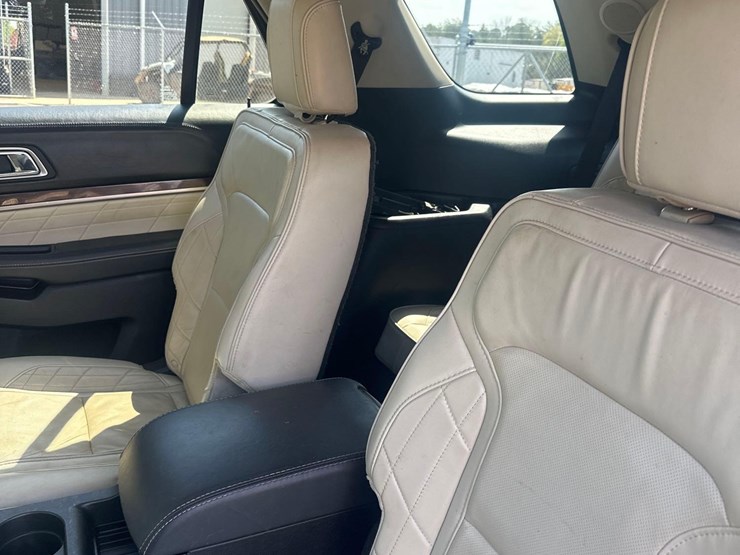 2016-ford-explorer-platinum-image-11
