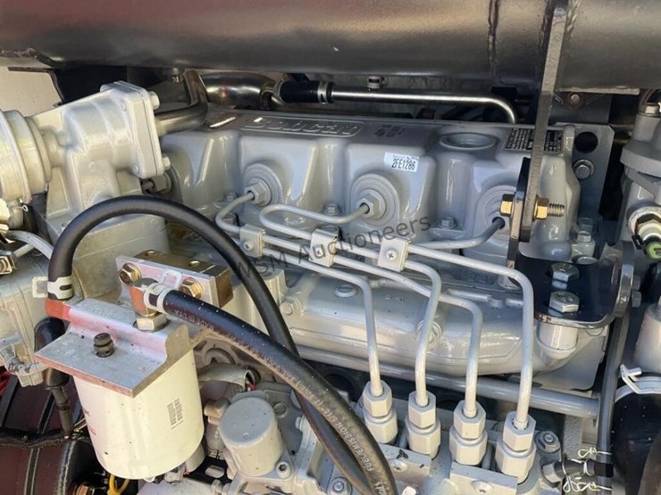 2015-bobcat-s750-image-11