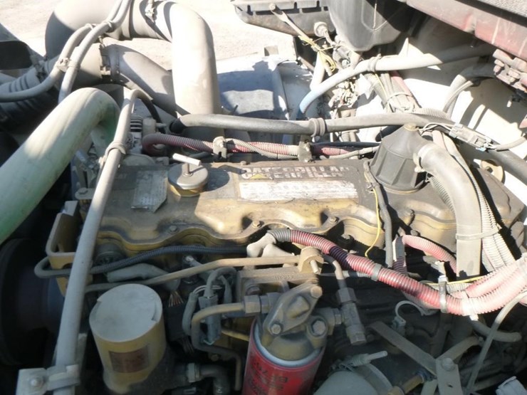 2001-freightliner-fl70-image-32