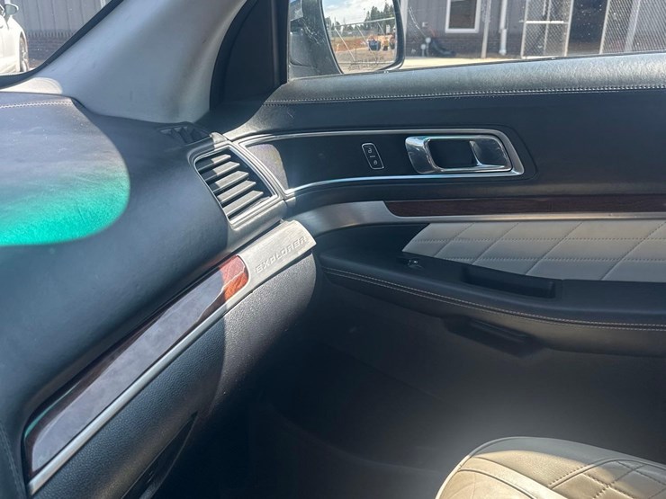 2016-ford-explorer-platinum-image-23