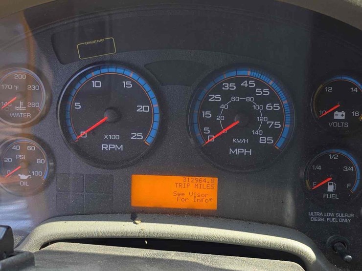 2011-international-7600-image-6