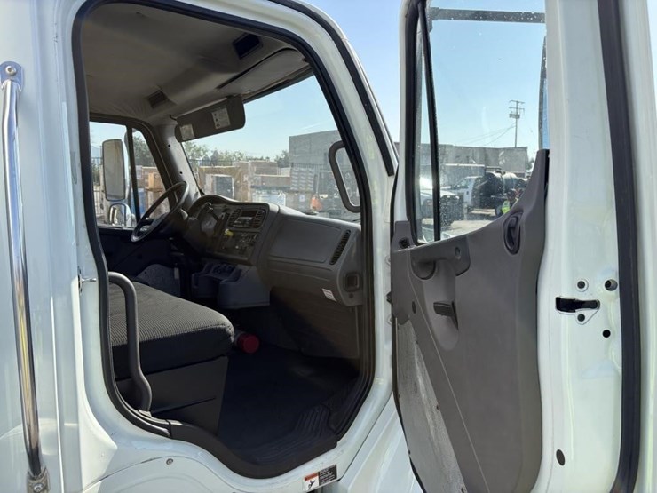 2018-freightliner-m2-106-image-11