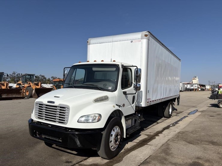 2018-freightliner-m2-106-image-1