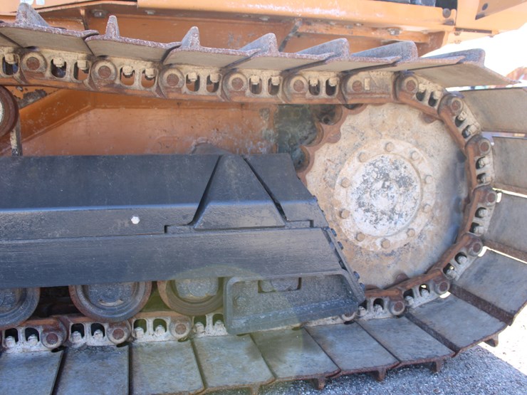 2017-case-580m-image-11