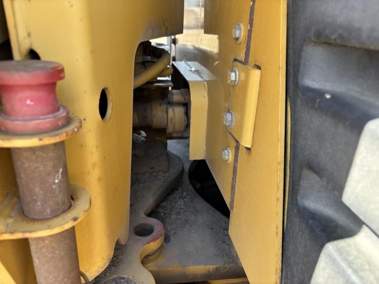 2006-caterpillar-143h-image-37