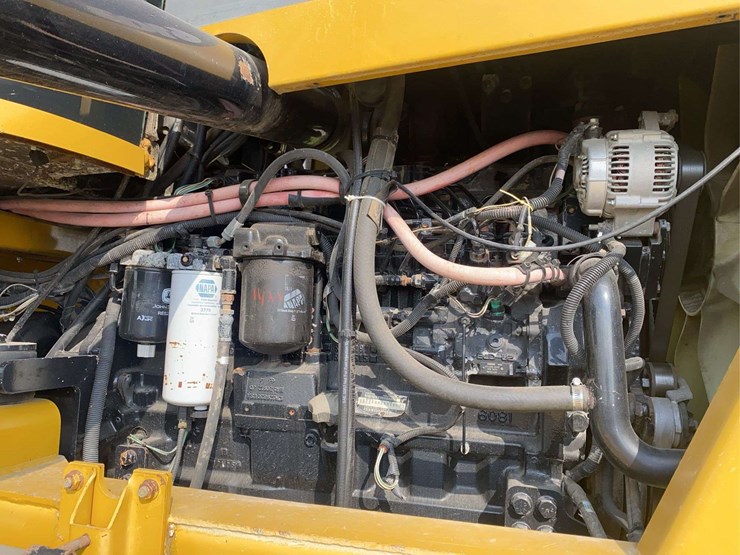 2006-terra-gator-6103-showing-7352-hrs-image-9