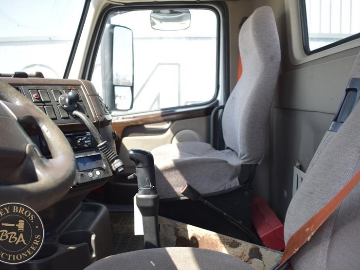 2015-volvo-vnm64t200-image-20