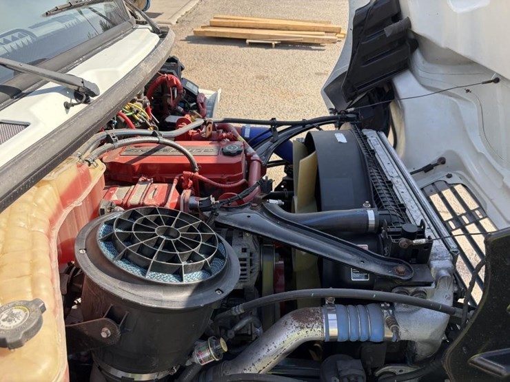 2018-freightliner-m2-106-image-9