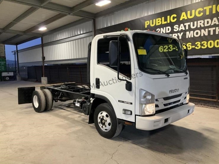 2016-isuzu-npr-image-2