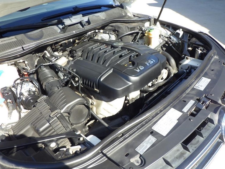 2012-volkswagen-touareg-image-11