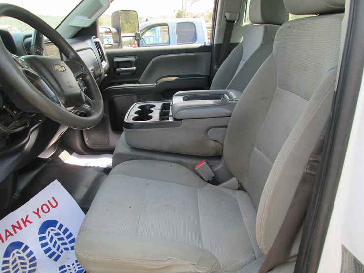 2017-chevrolet-3500hd-image-35