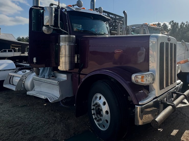 2019-peterbilt-389-image-1