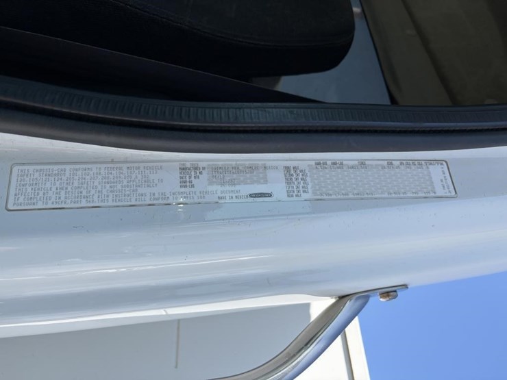 2012-freightliner-m2-106-image-18