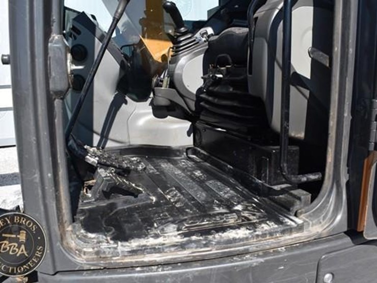 2022-case-cx75csr-image-79