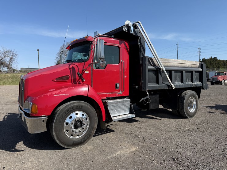 2002-kenworth-t300-image-1