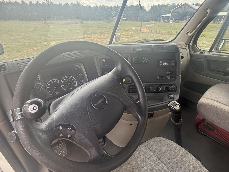 2018-freightliner-cascadia-125-image-8