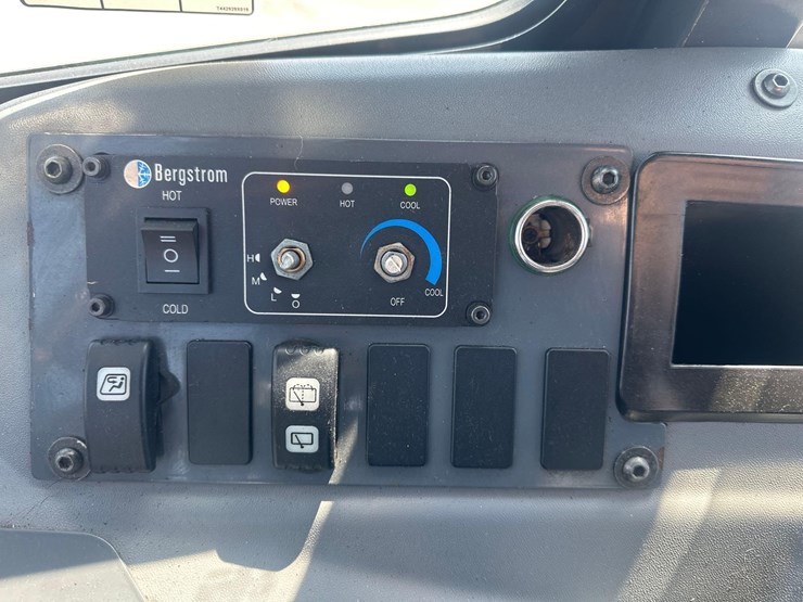 2022-john-deere-644-image-28