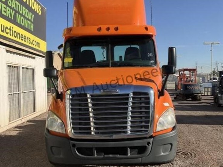 2012-freightliner-cascadia-t/t-image-3