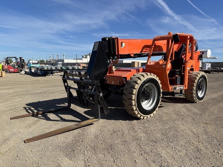 2016-jlg-8042-image-1