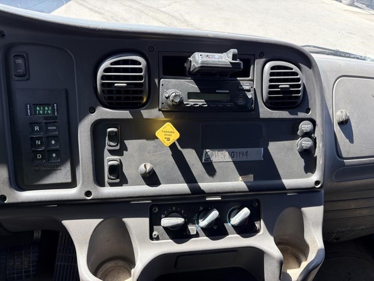 2012-freightliner-m2-106-image-16