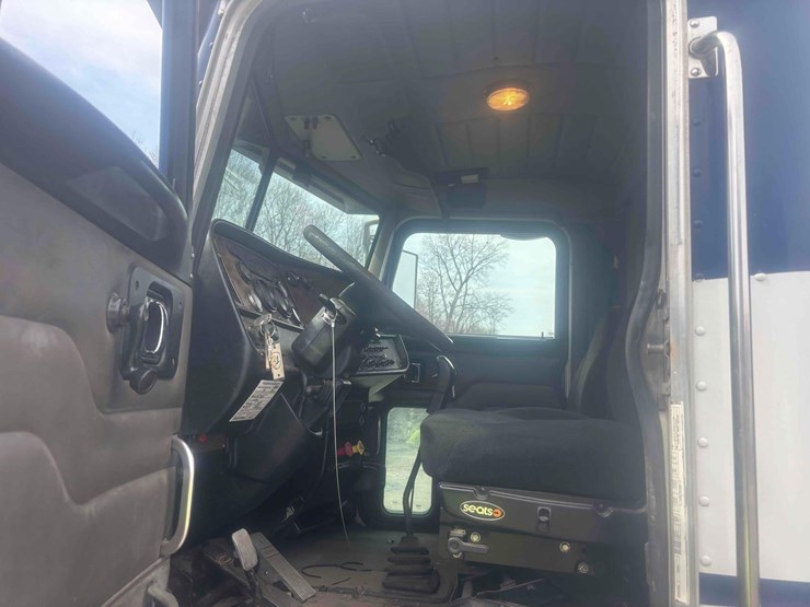 2004-peterbilt-385-image-19